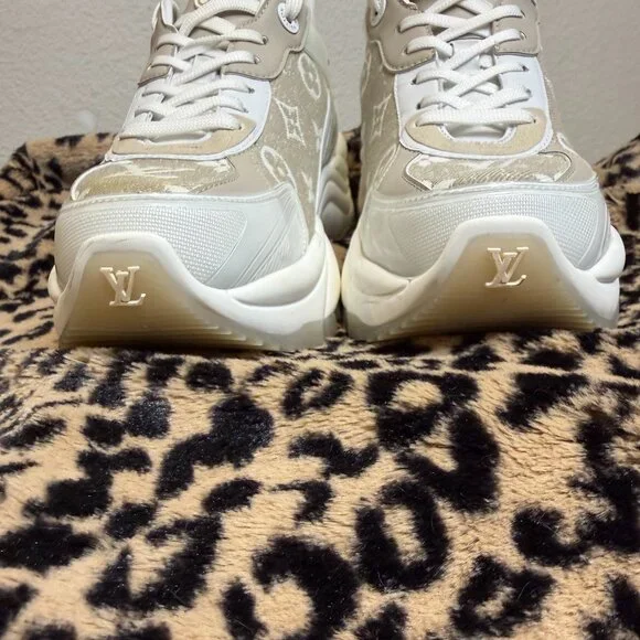 Louis Vuitton LV Run 55 Sneakers 'Beige Monogram White Leather" 39 WMN US 8 lux - Picture 10 of 15